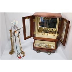 VINTAGE JEWELLERY MUSIC BOX WITH CONTENTS