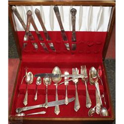VINTAGE SILVERWARE SET IN BOX