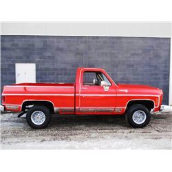 1975 CHEVROLET K-10 SHORT BOX 4X4 TRUCK