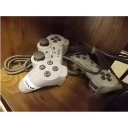 PLAYSTATION CONTROLLERS - 2 TTL - PS