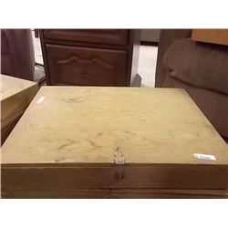 COLLECTORS DISPLAY BOX - BUGS OR ?????