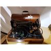 Image 1 : VINTAGE SINGER SEWING MACHINE IN CASE