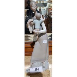 LLADRO FIGURINE MOTHER & CHILD APROX 14"