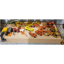 LOT OF APROX 20 DIECAST FARM MACHINERY