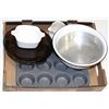 Image 1 : ESTATE FLAT OF BAKING DISHES INCLUDING MUFFIN TIN,