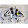Image 1 : LOT OF 2 WHITE LOCKING CASTERS