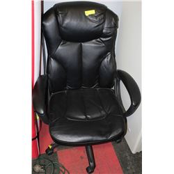 BLACK LEATHERETTE HYDRAULIC LIFT OFFICE CHAIR