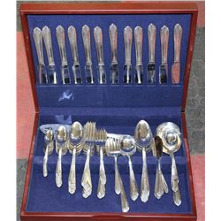 STAINLESS SILVERWARE SET IN WOOD CASE