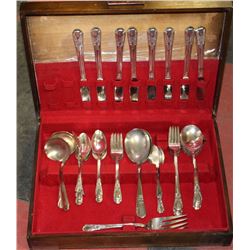 STAINLESS SILVERWARE SET IN WOOD CASE