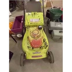 LAWN MOWER - HONDA ENGINE - WITH FITTED BAG