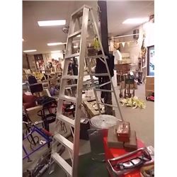 ALUMINUM STEP LADDER - 8'