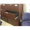 Image 2 : MAHOGANY 4 DRAWER LATERAL FILE CABINET