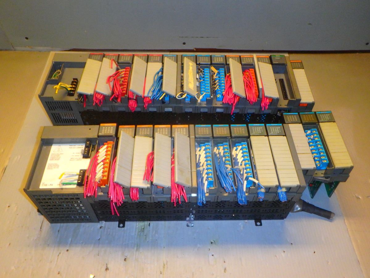 ALLEN BRADLEY 14 Output Modules, 2 Power Supplies, 10-Slot Rack 13 ...
