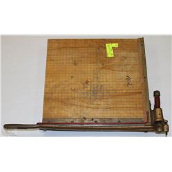 VINTAGE HEAVY DUTY PAPER CUTTER