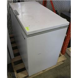 APARTMENT SIZE FREEZER 22"X41"X35"H