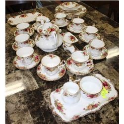 OLD COUNRTY ROSES BONE CHINA SET ,38 PCS