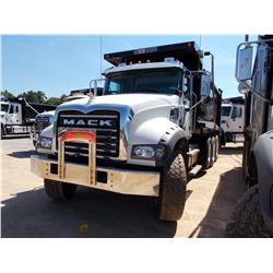 2017 MACK GU713 DUMP, VIN/SN:1M2AX07C1HM061485 - 455HP MACK MP8 ENGINE, MACK T310M 10SPD TRANS, 44K 