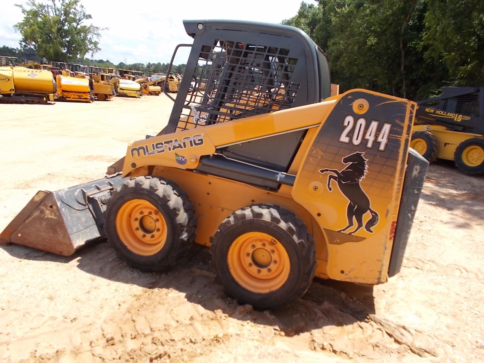 Мини погрузчик mustang 2086. Погрузчик мустанг 2076. Погрузчик mustang 2700v вилы. Мини мустанг. Мини-погрузчик "mustang 2044".