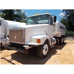 1988 VOLVO WATER TRUCK, VIN/SN:1WUVDCME6JN128421 - T/A, CUMMINS DIESEL ENG, 10 SPD TRANS, DOUBLED TA