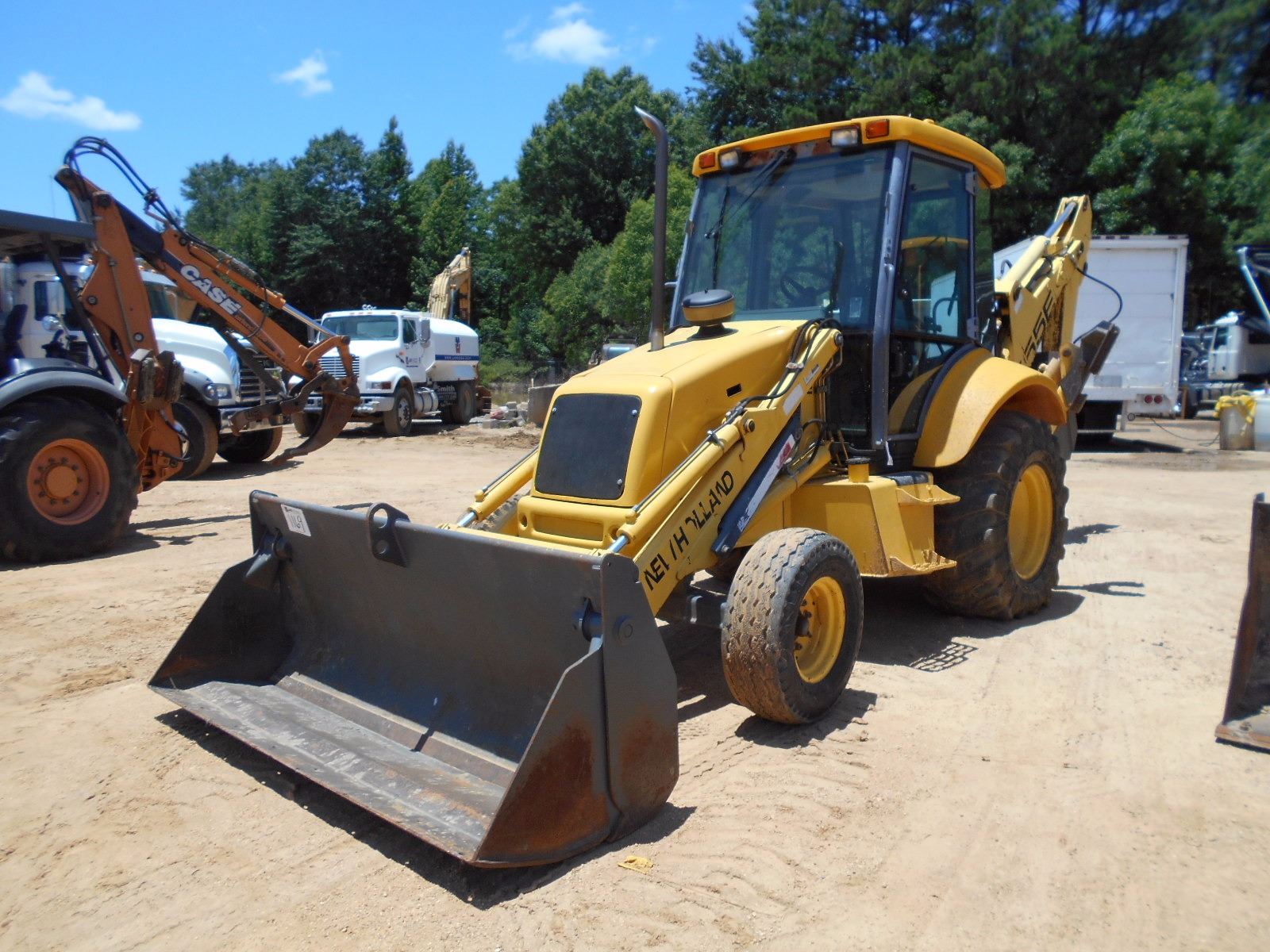 FORD NEW HOLLAND 555E LOADER BACKHOE, VIN/SN031021557 MP BUCKET, 24
