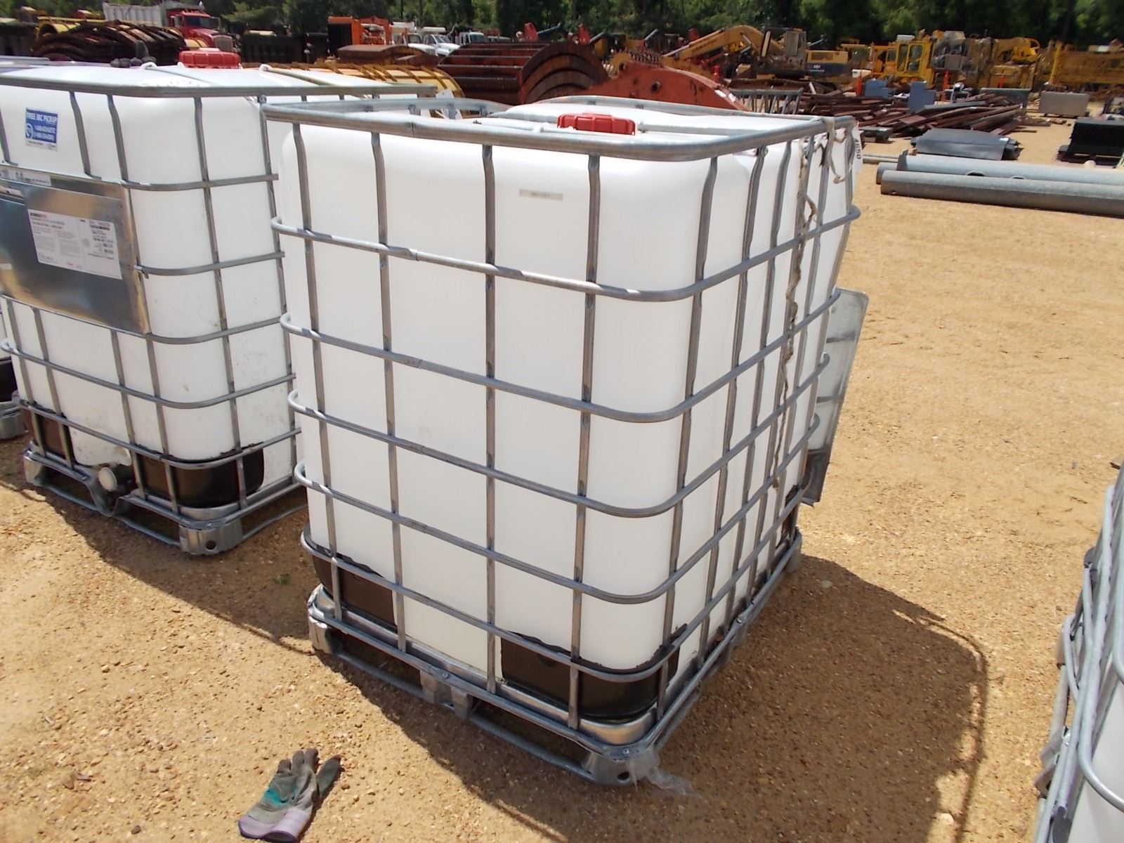 350 gallon plastic container w metal cage