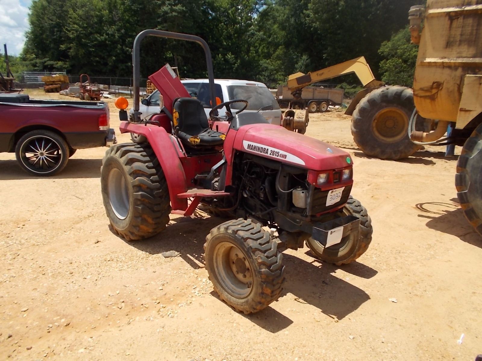 MAHINDRA 2615 FARM TRACTOR, VIN/SN272034 MFWD, PTO, 3 PTH, ROLL BAR