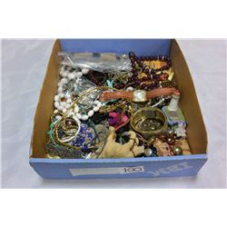 LARGE TRAY OF JEWELLRY