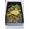 Image 1 : TRAY OF VARIOUS JEWELLRY