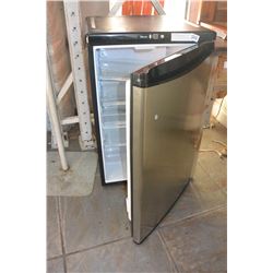 BLACK SILHOUETTE BAR FRIDGE