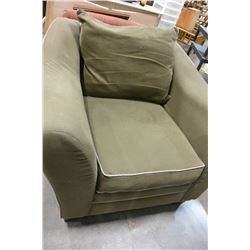 OVERSIZED UPOLSTERED CHAIR