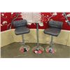 Image 1 : 3 PIECE GLASS BISTRO TABLE AND GREY LEATHER BAR STOOLS