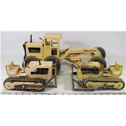 BOX WITH 3 VINTAGE TONKA TRUCKS/BULLDOZER