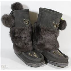 MOCCASIN BOOTS GREY SIZE 9