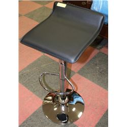 CHROME BASE HYDRAULIC LIFT BAR STOOL