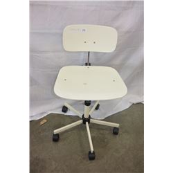 ROLLING WHITE OFFICE CHAIR