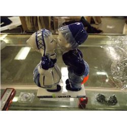 HAND PAINTED DELFT BLUE FIGURE - BOY & GIRL