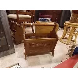 WICKER STYLE MAGAZINE HOLDER