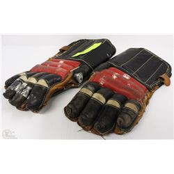 VINTAGE BOBBY HULL HOCKEY GLOVES