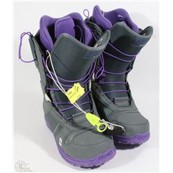 MIST SIZE 7 SNOWBOARD BOOTS