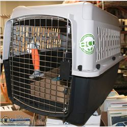 NEW DOSKOCIL PET TAXI ,25-30LBS AND WAHL DE-SHEDDE
