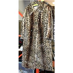 VINTAGE 1940'S 46" LADIES HUDSON BAY LEOPARD PRINT