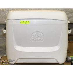 LARGE IGLOO ROLLING COOLER (50 QT