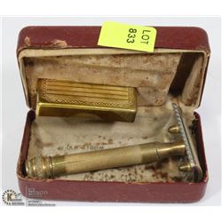 VINTAGE RAZOR WITH BLADE HOLDER IN CASE