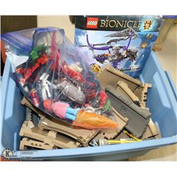 TOTE WITH ASSORTED LEGO INCL BRIDGE AND MORE