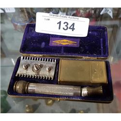 GILLETTE POCKET RAZOR IN CASE