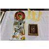 Image 1 : TRAY OF COLLECTIBLES FIGURES PICTURES ETC