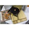 Image 1 : BOX OF CUTTING BOARDS AND KITCHEN ITEMS