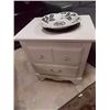 Image 1 : WHITE NITE TABLE - 2 DR