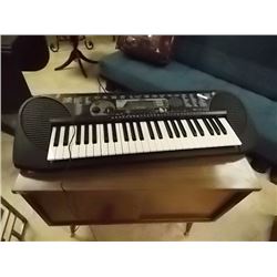 YAMAHA ELECTRIC KEYBOARD - WITH CORD - WORKING