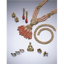 A SUITE OF CORAL JEWELRY COMPRISING A PAIR OF CORAL EARPENDANTS EACH SUSPENDING A TAPERED C